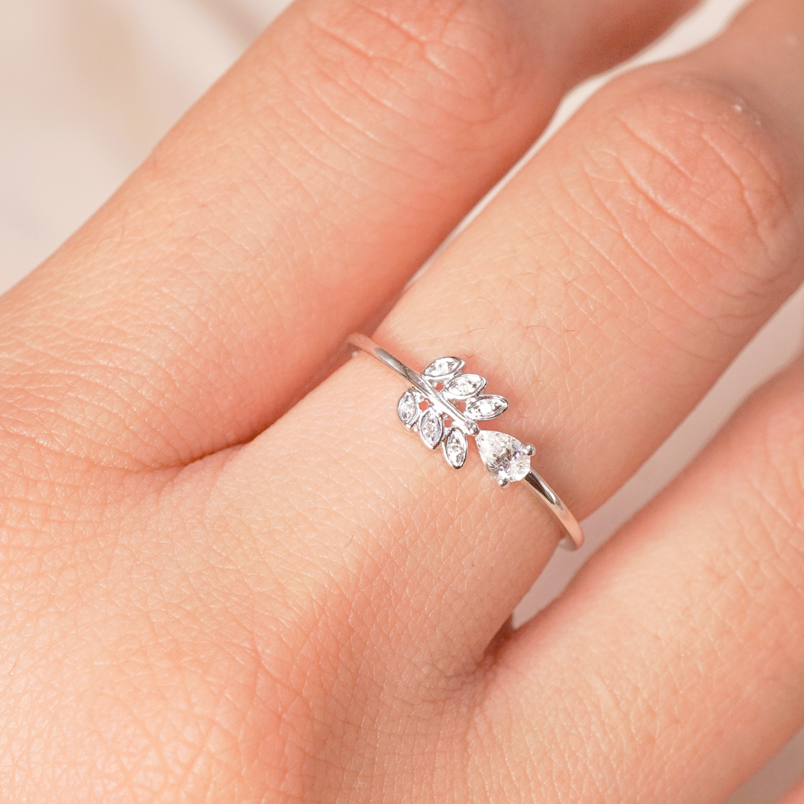 Anillo en oro blanco de 18K hoja con brillantes